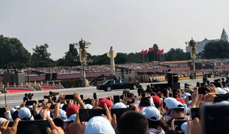 蓝天使命与强国航迹同频共振，怀化市无人驾驶航空器协会全员收看九三阅兵